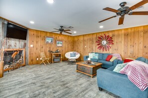 Living Room | Smart TV | Central A/C & Heating | Free WiFi