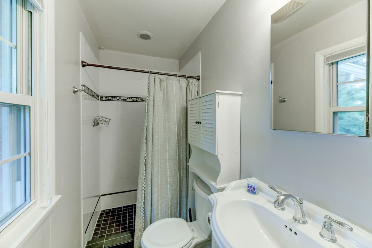 Beautiful 5 bed/3 bath Home in Arlington. Sleeps 10. Approx 10 min DC