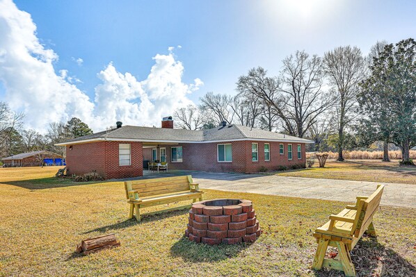 Marion Vacation Rental | 3BR | 2BA | 2,200 Sq Ft | Step-Free Entry