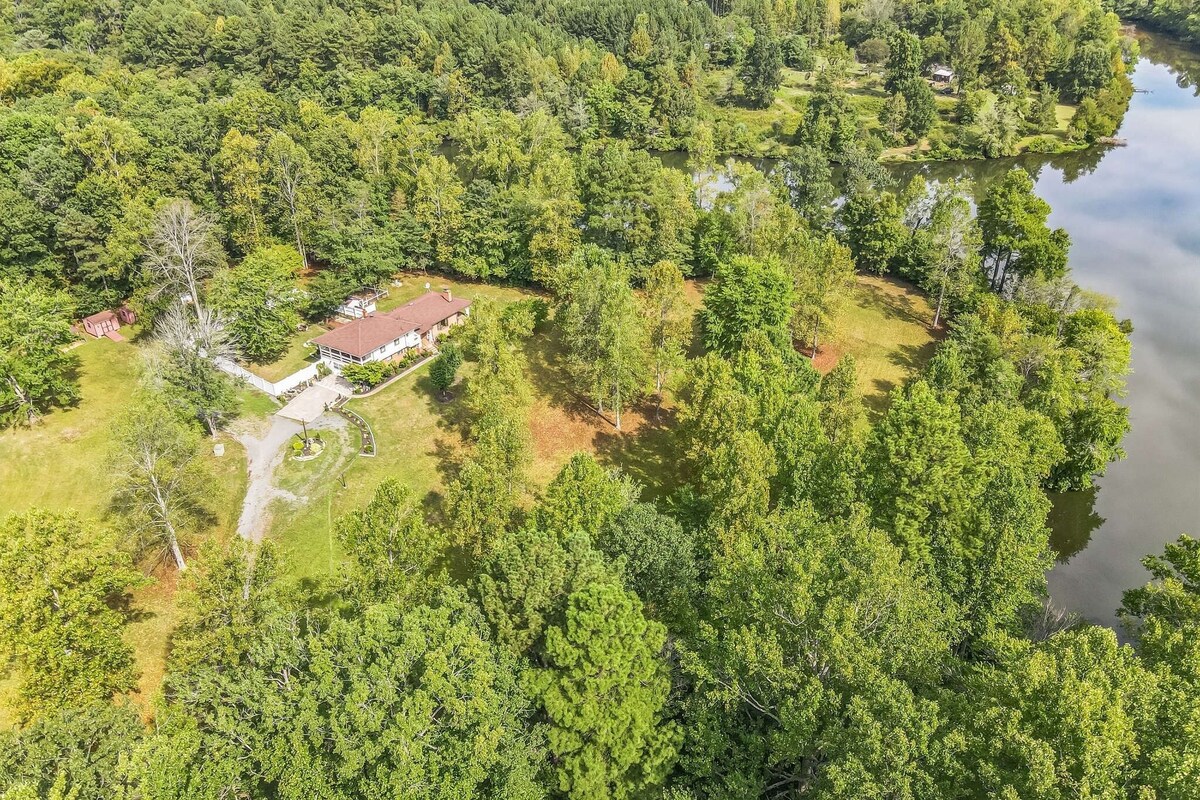 Lakefront Villa on Lake Orange VA