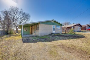House Exterior | ~9 Mi to Atoka Reservoir | Single-Story Home