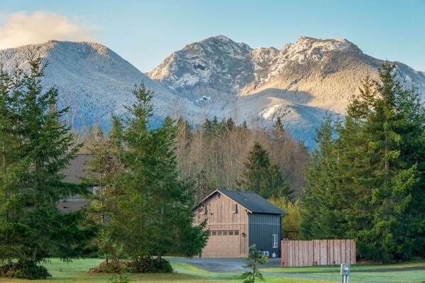 Dream Cabin in the Mountains (Visible from the driveway entrance)