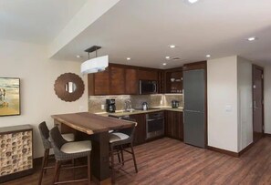 hnldr-hi-res-suite-kitchen