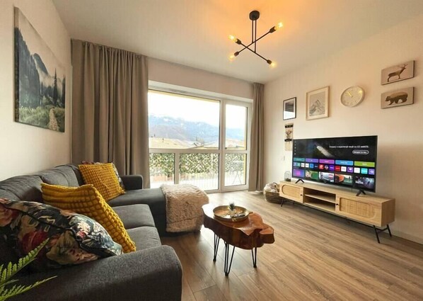 Living room with montain view, wide Smart TV,  sofa bed, room darkening curtains and parking