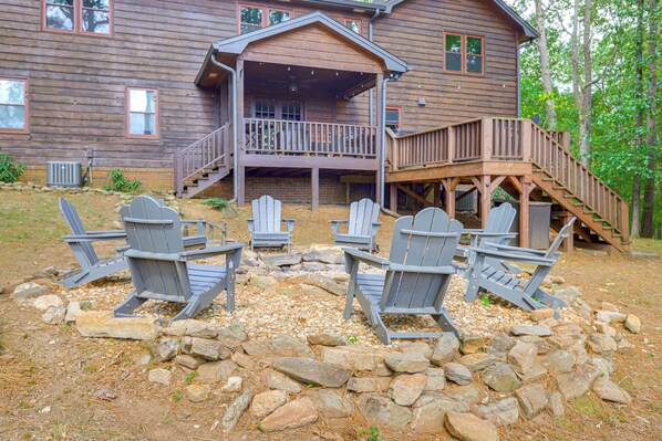 McDonough Vacation Rental | 4BR | 2BA | 2,120 Sq Ft | Stairs Required