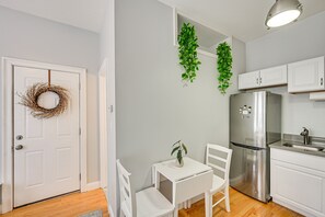 Dining Area | Dishware & Flatware Provided