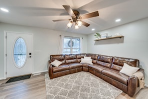 Living Room | Flat-Screen TV | Free WiFi