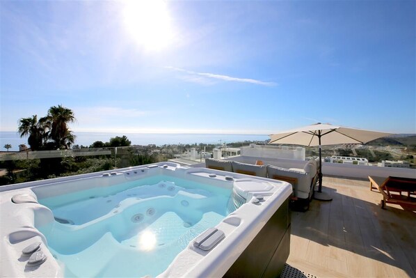 Self cleaning Jacuzzi with amazing sea views, loungers and relaxer seating
