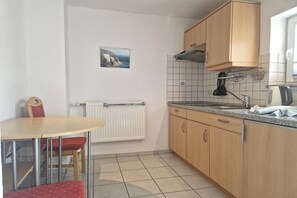 Ferienwohnung Kranich - Küche mit Essbereich
