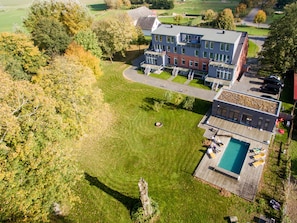 Luftaufnahme Pool und Garten Gutshaus