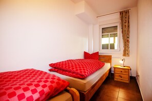 Here you can see bedroom 2 of the Kornkammer holiday apartment