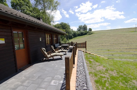 Terrasse mit Blick in die Natur.
