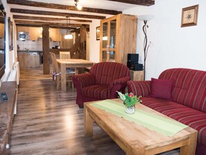 The living room with open kitchen of the Waldblick holiday apartment