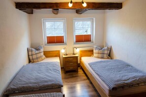 Here you can see bedroom 1 with 3 single beds of the Waldblick apartment