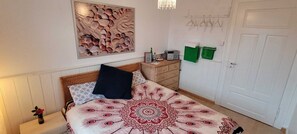 Zimmer 1, Doppelbett, Verbindung zum Flur