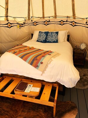 Luxury Queen-size adjustable mattress, fresh high-end linens, and cozy blankets for a great night's sleep.