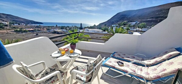 Terrasse mit herrlichem Meerblick, Sitzmoeglichkeite uns 2 Liegestuehle