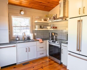 Chic custom built kitchen with modern appliances!