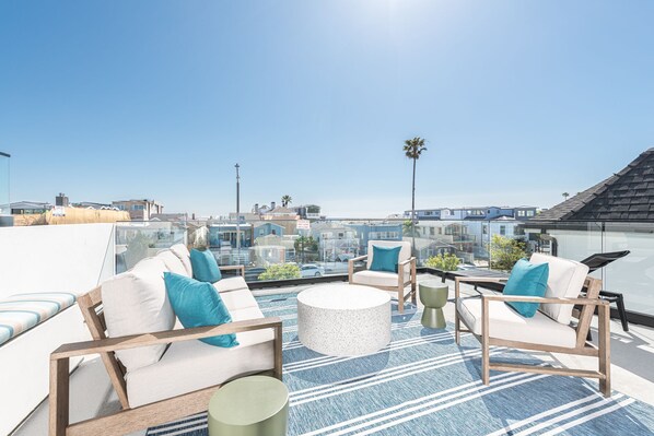 Experience the magic of Newport Beach sunsets from our rooftop paradise.
                