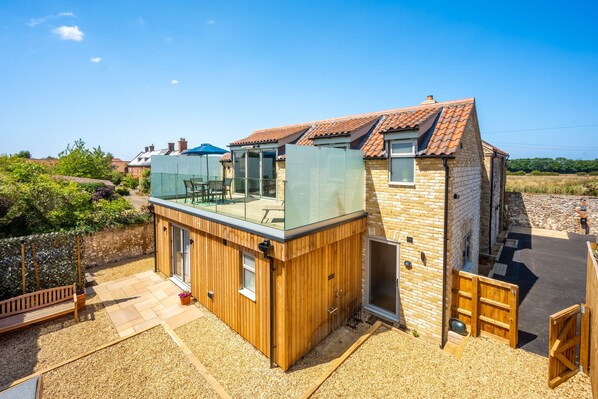 May Cottage, Titchwell: Luxury accommodation with hot tub