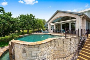 Luxury Waterfront With Infinity Pool