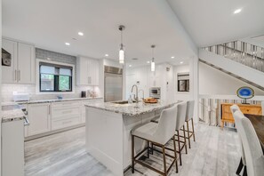 Kitchen island bar, great for visiting or working.
