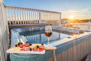 Oceanfront bliss! Sip wine, relish stunning views from your hot tub.