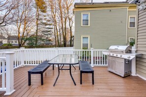 Shared Deck | Outdoor Entertainment Area