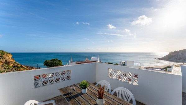 Enjoy a meal on the terrace with this fantastic view. There is also a BBQ grill 
#terrace #BBQ #beach #view #algarve #portugal