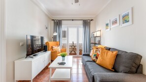 The newly decorated and furnished living room has everything you need, from a desk to a balcony
#balcony #rest #relax #algarve #portugal