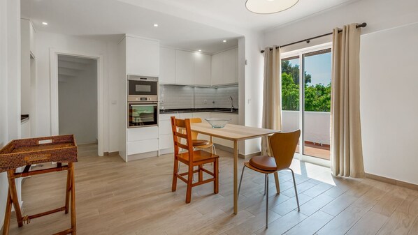 Enjoy a warm and delicious meal in this cozy and bright dining area that can accommodate you and your  loved ones for a lovely time together #pt #portugal #loule #bright #modern #lovely