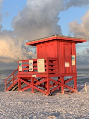SIESTA BEACH LIFEGUARD STAND