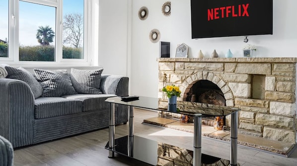 Sitting room space for 8 comfortably