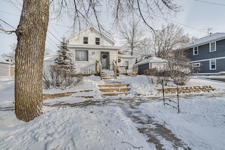 Crookston Vacation Rental | 2BR | 2BA | 1,584 Sq Ft | Stairs Required