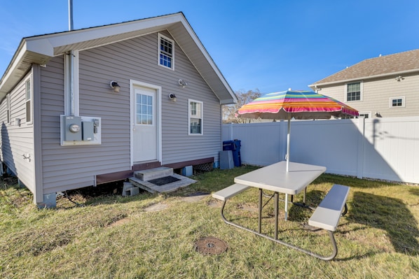Old Lyme Vacation Rental | 2BR | 1BA | 500 Sq Ft | Steps Required