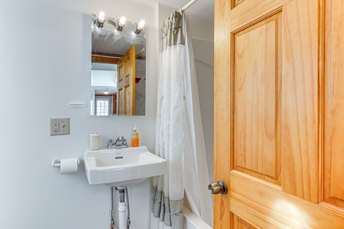 Charming Old Lyme Cottage, Steps to Private Beach!