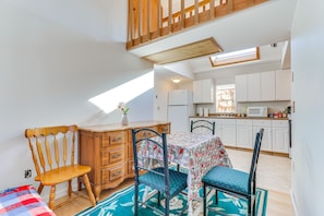 Dining Area | Kitchen
