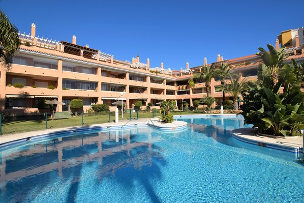 Pool & gardens
