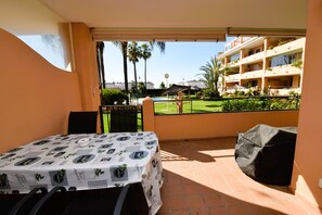Terrace to the garden and pool