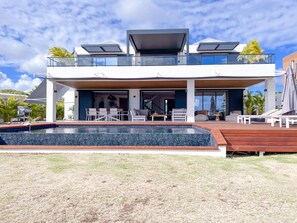 Pool Villa: Modern Luxury