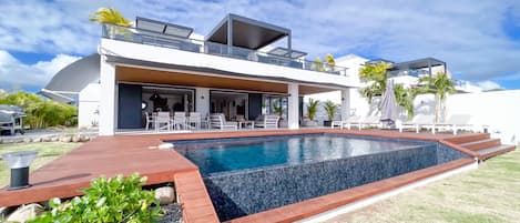 Luxury Villa: Pool & Garden