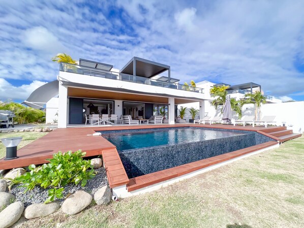 Luxury Villa: Pool & Garden