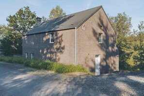 Stugans exteriör [vinter]