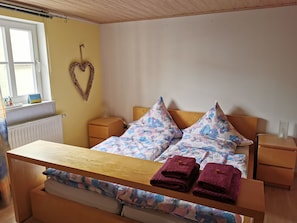 Schlafzimmer mit Doppelbett