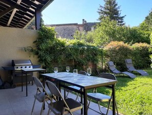 La terrasse et le coin repas extérieur