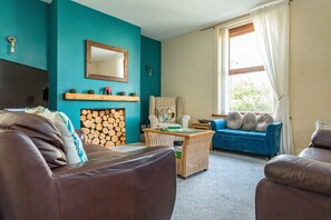 Sitting room, with games, puzzles and Amazon TV
