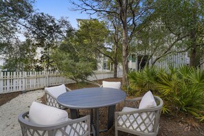 PRIVATE YARD, GREAT OUTDOOR SPACES, WALK TO BEACH AND MORE