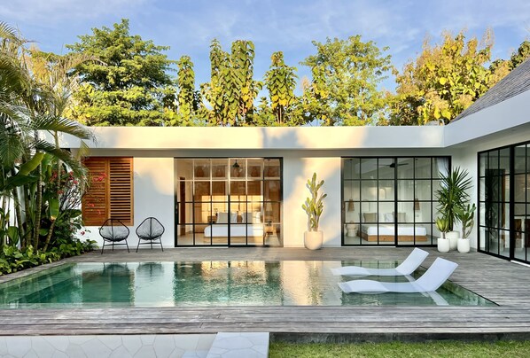 Luxurious three-bedroom villa with a large swimming pool and an outdoor sunken lounge