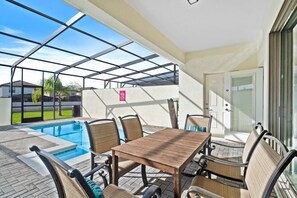 Elite outdoor dinning area of the apartment in Kissimmee - Beautiful 6 persons dinning - Majestically decored space with refreshing Atmosphere - Superbly sunbathed space with umbrella shade - Outstanding pool facing dinning area - Beautiful views