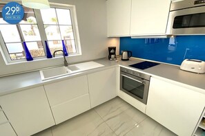 Fitted kitchen including dishwasher